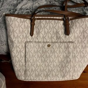 Michael Kors tote w/zipper closure